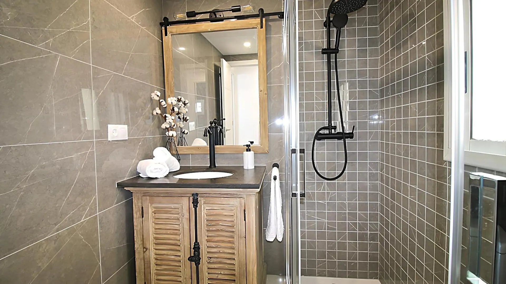 Our Penthouse With Jacuzzi Close To Paseo De Gracia Barcelona Hiszpania