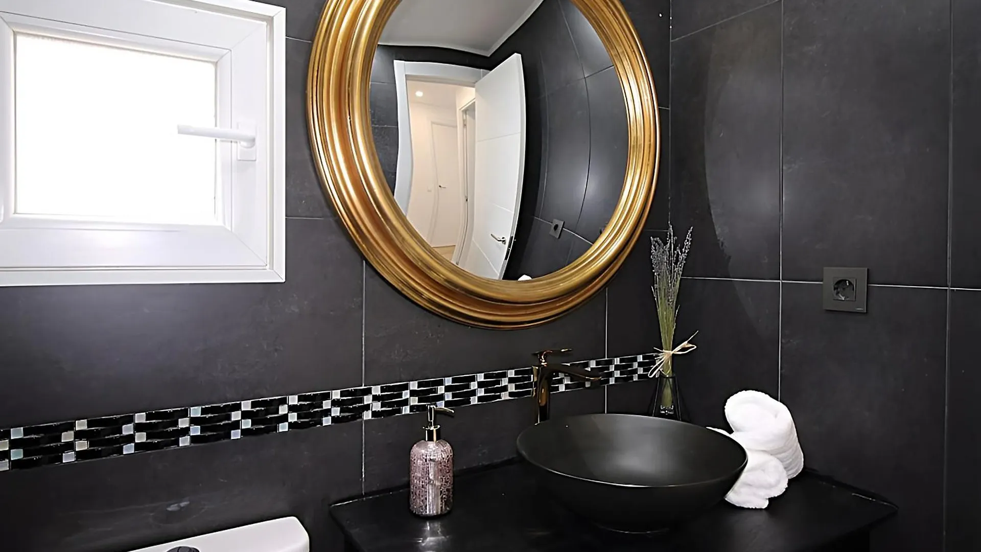 Apartament Our Penthouse With Jacuzzi Close To Paseo De Gracia Barcelona
