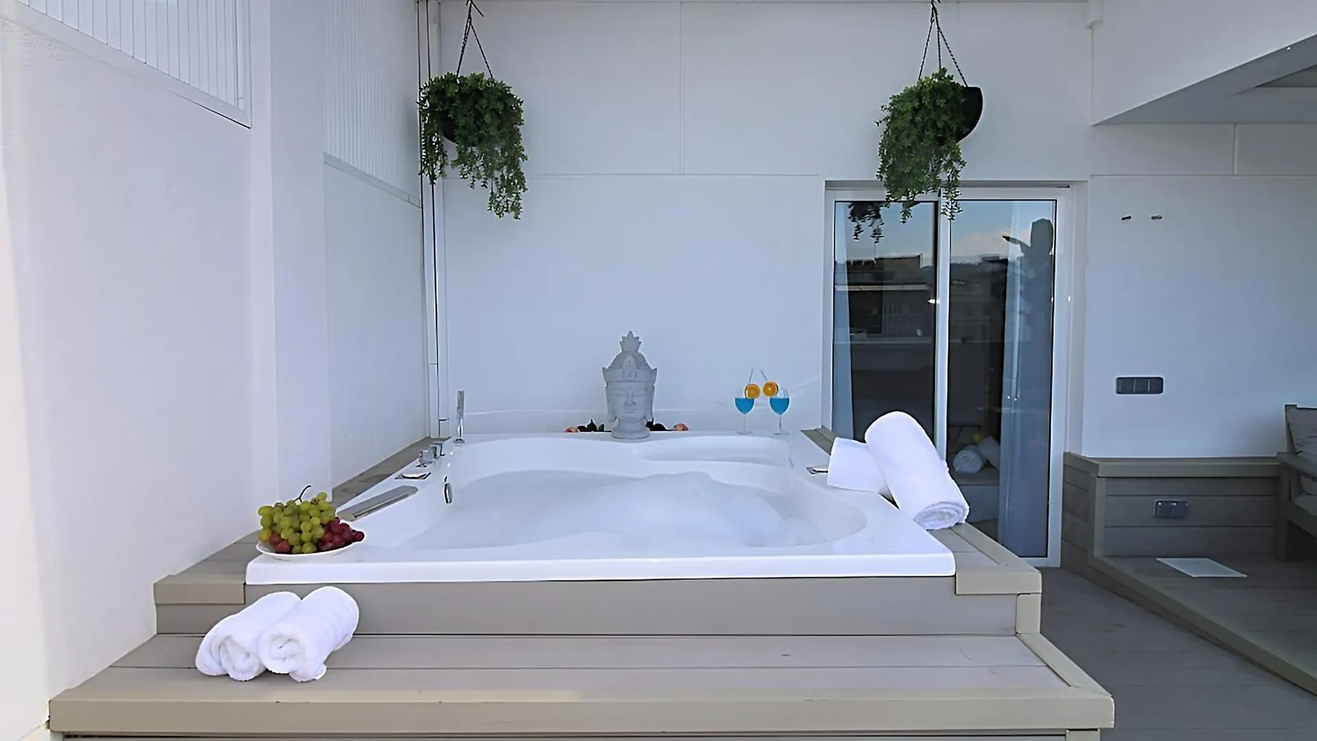 Our Penthouse With Jacuzzi Close To Paseo De Gracia Barcelona
